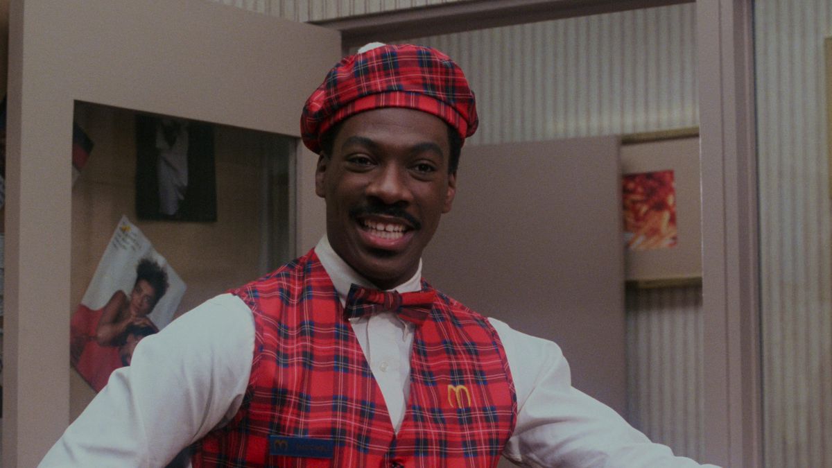 Eddie Murphy nel suo outfit da fast food in Coming to America