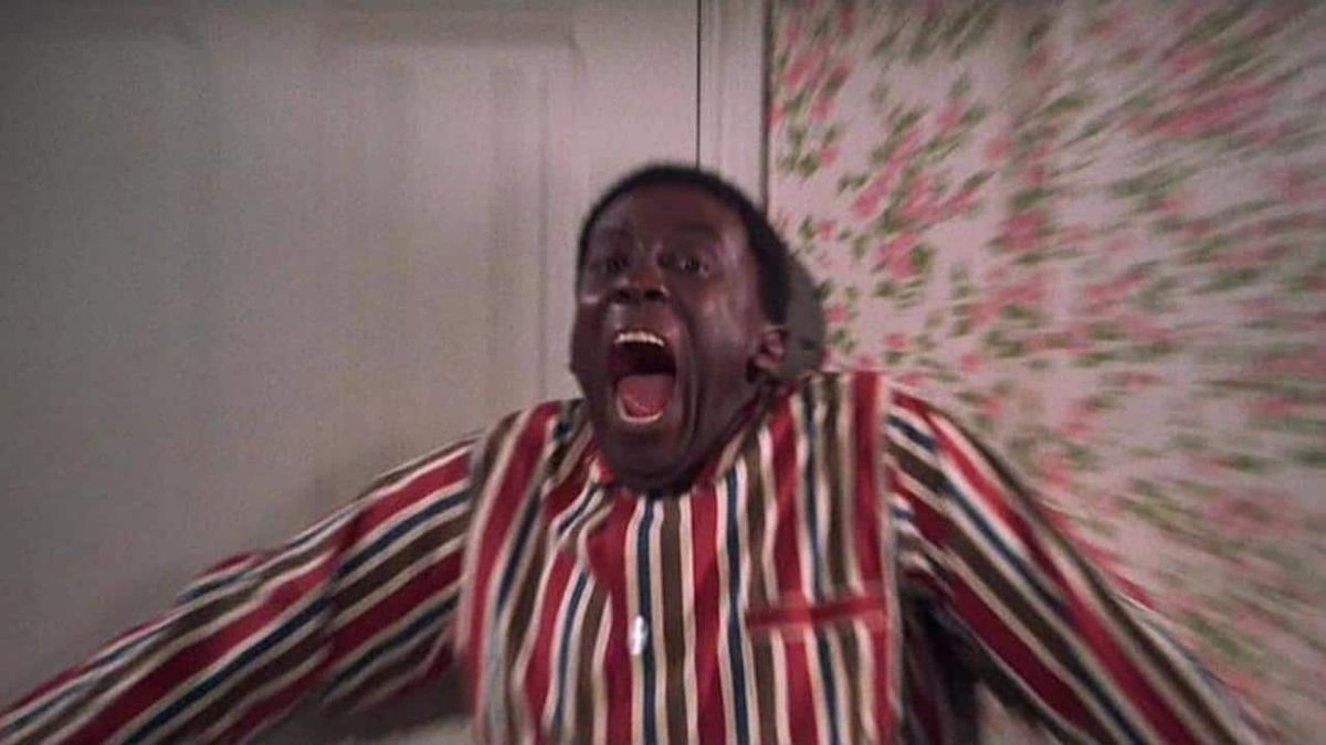 Jeff Gerber (Godfrey Cambridge) urla contro un muro quando si rende conto di essere stato trasformato in un uomo di colore.