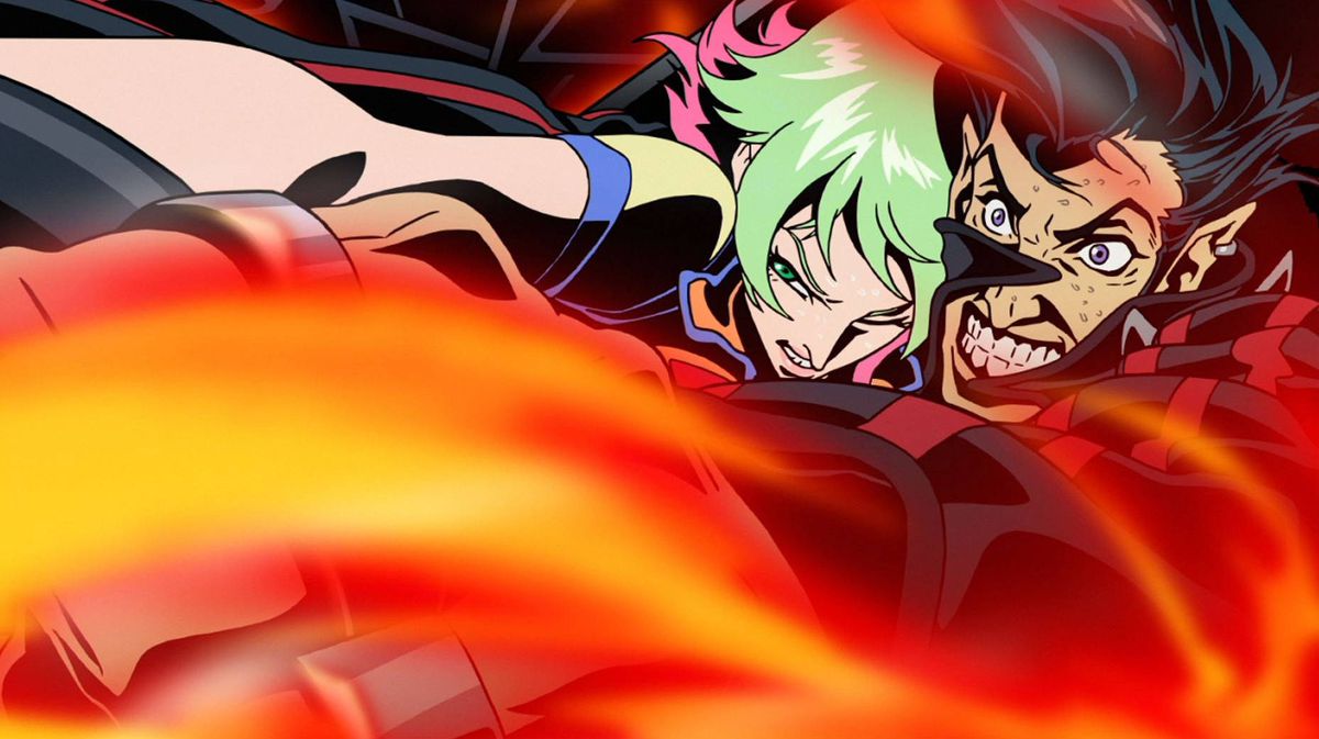 Un personaggio dell'anime con una giacca di pelle che stringe i denti con una ragazza dai capelli verdi al suo fianco mentre stringe il volante di un'auto con le fiamme che si riversano sul parabrezza.
