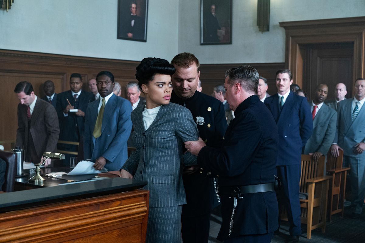 Andra Day nei panni di Billie Holiday viene arrestato in un'aula di tribunale affollata negli Stati Uniti contro Billie Holiday