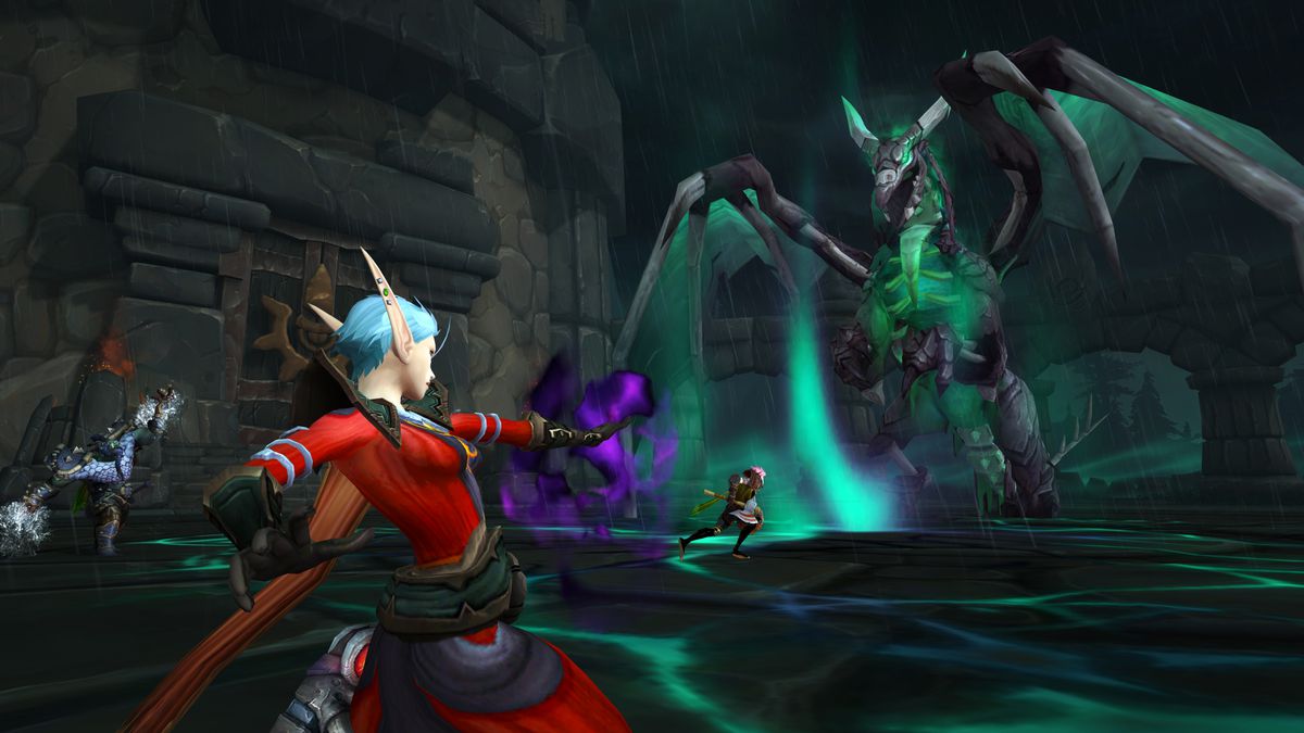 World of Warcraft: un mago elfo combatte un drago gigante in una grotta dall'aspetto cupo