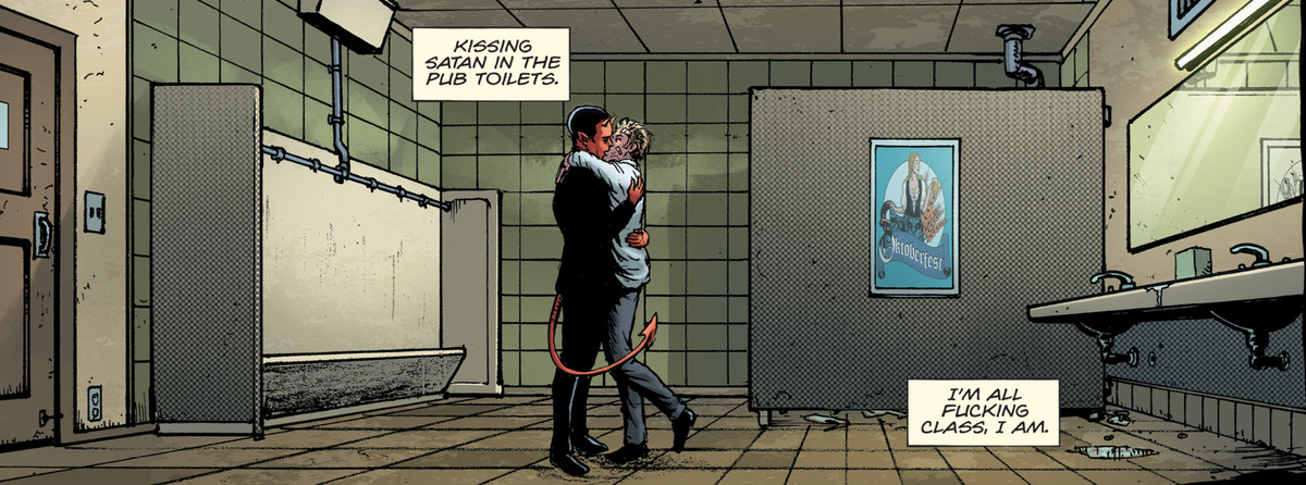 John Constantine pomicia con Satana (con la pelle rossa, le corna, la coda, che indossa un abito) in uno squallido bagno di un pub, in Hellblazer: Rise and Fall # 3, DC Comics (2021). 