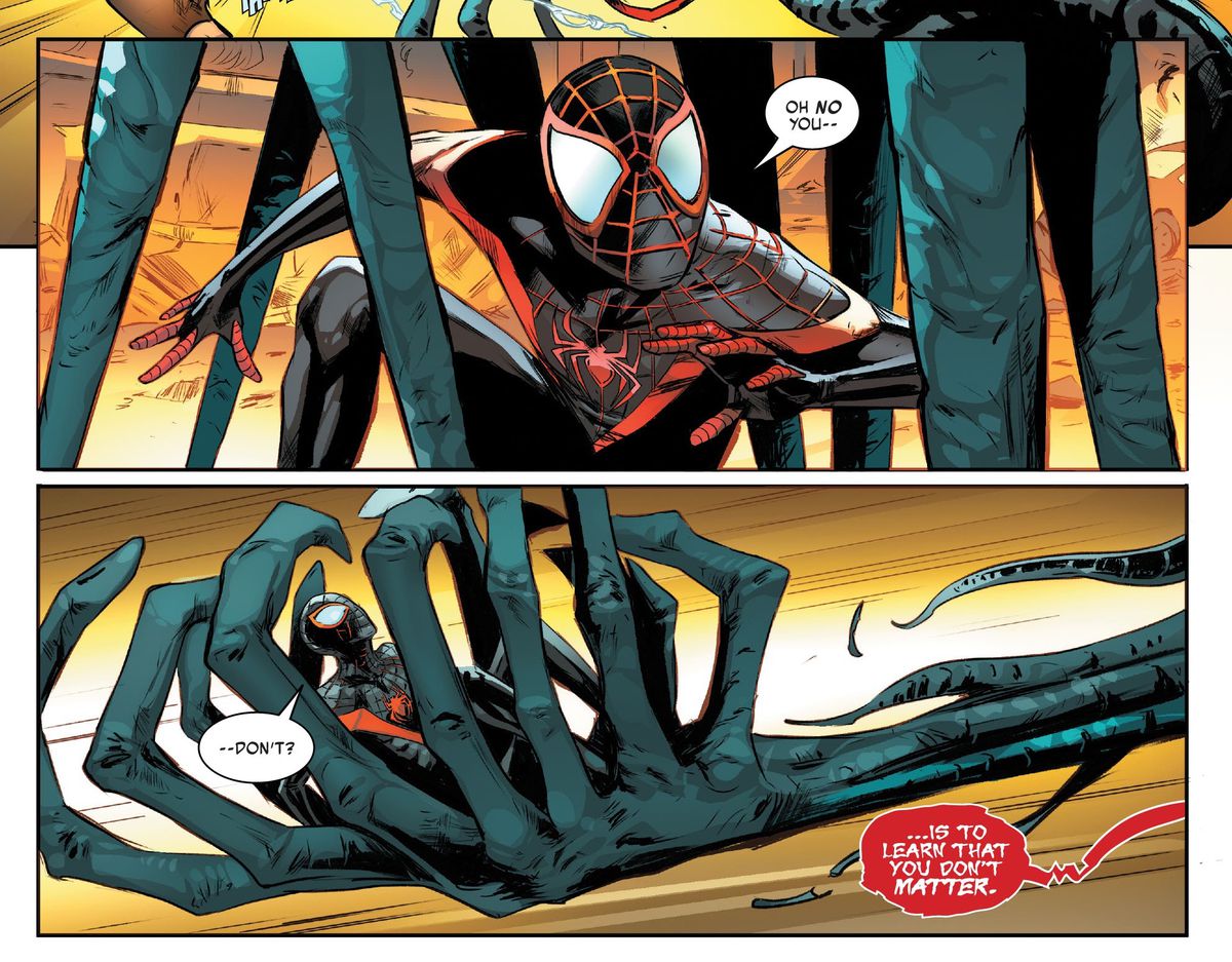 Miles Morales / Spider-Man è bloccato e raccolto da una mano a dodici artigli di Ms.Marvel in Miles Morales: Spider-Man # 23, Marvel Comics (2021). 