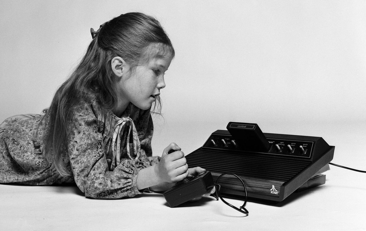 Una giovane ragazza che gioca sull'Atari 2600