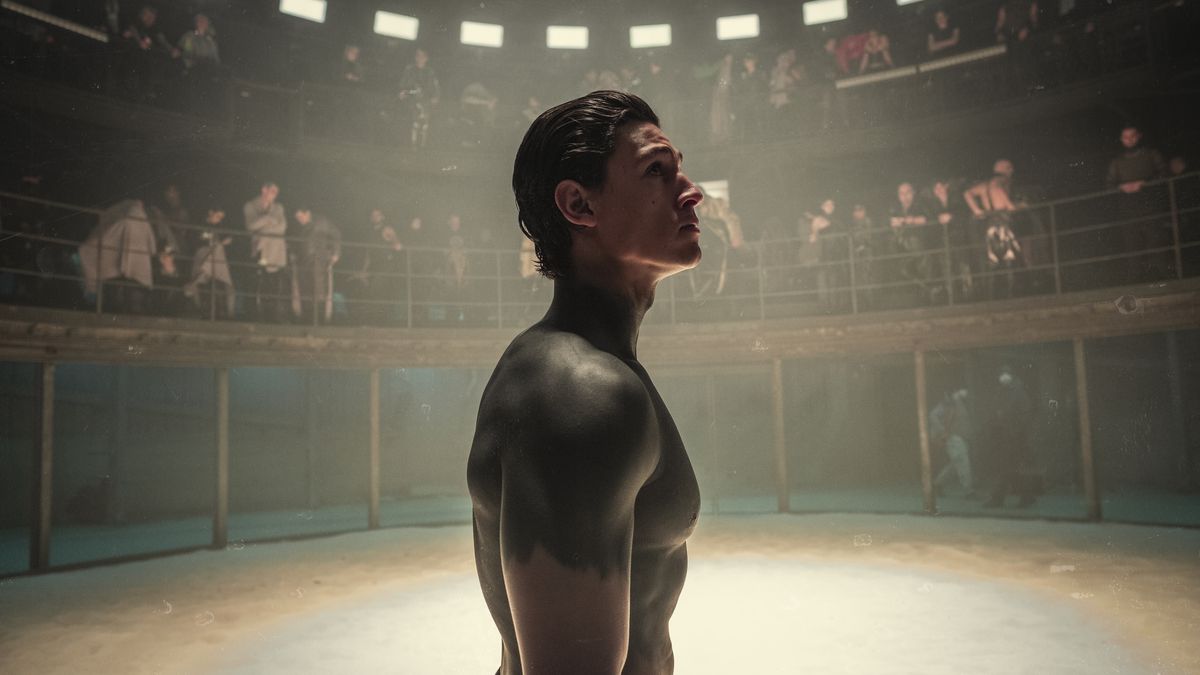 Un uomo coperto di vernice nera per il corpo si trova in un'arena circolare in Tribes of Europa di Netflix
