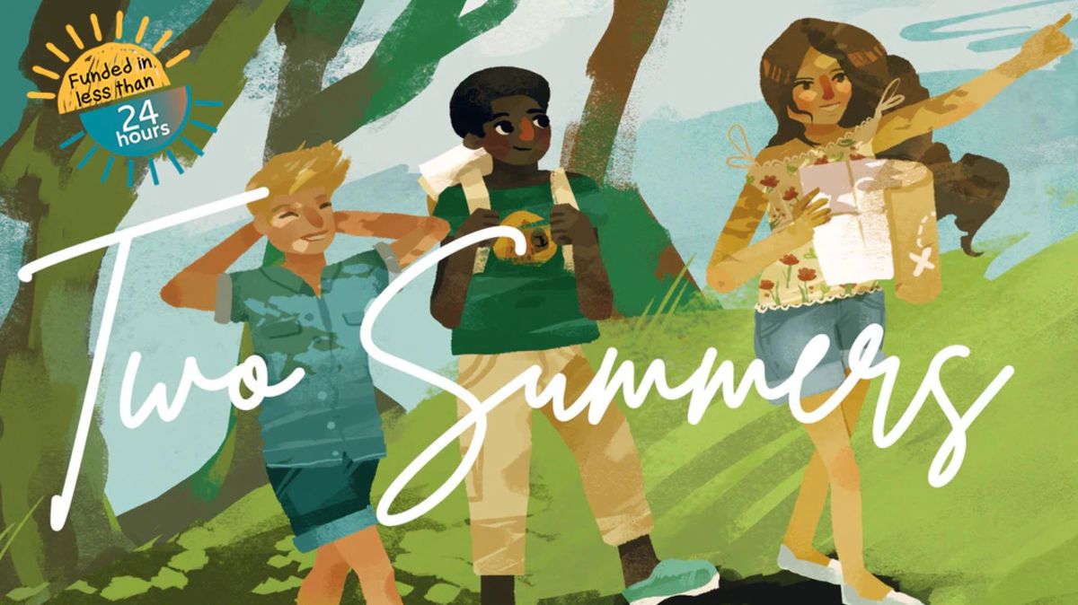 Arte che mostra tre adolescenti che camminano nel bosco in una giornata estiva.  Il cielo è blu.  Uno indossa uno zaino, un altro porta una mappa.  Stanno sorridendo.