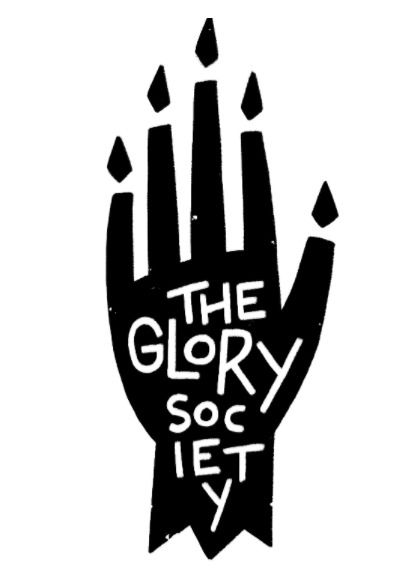 Il logo della Glory Society: una mano con fiamme per le unghie, palmo rivolto verso lo spettatore, con le parole 