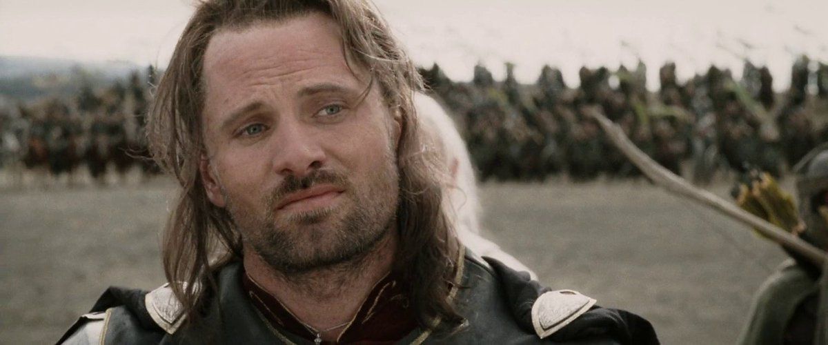 Aragorn fa una faccia indifferente, con un esercito dietro di lui, in Il Signore degli Anelli: Il ritorno del re.