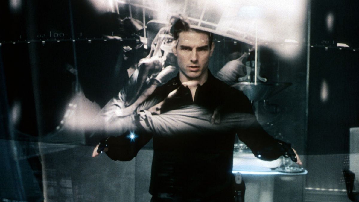 Tom Cruise guarda uno schermo futuristico