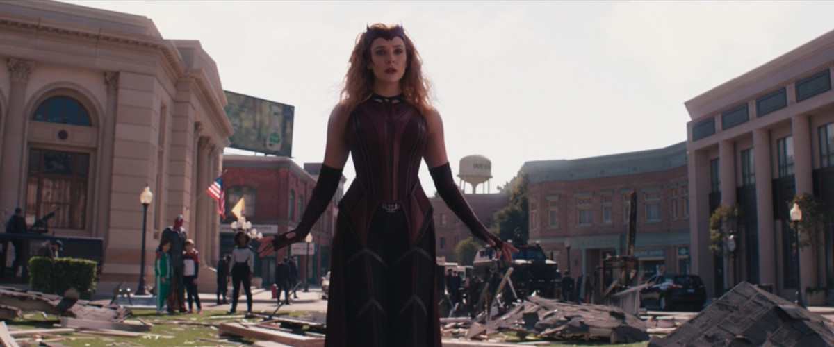 Wanda in costume intero come Scarlet Witch in WandaVision.