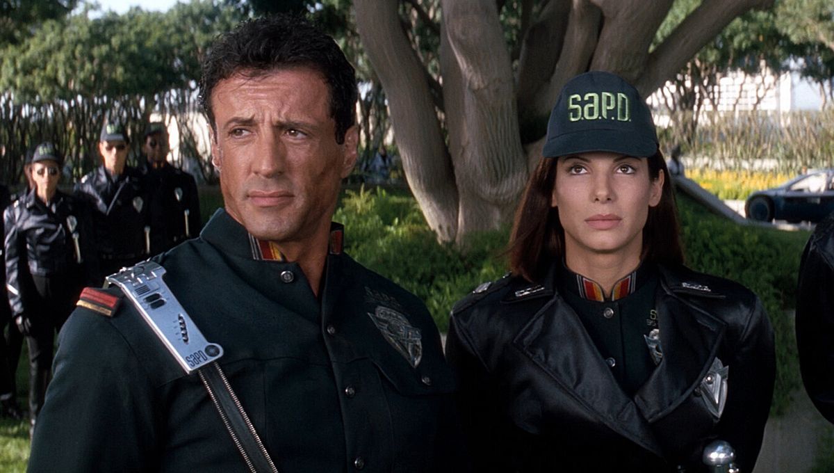 Sylvester Stallone e Sandra Bullock in Demolition Man del 1993