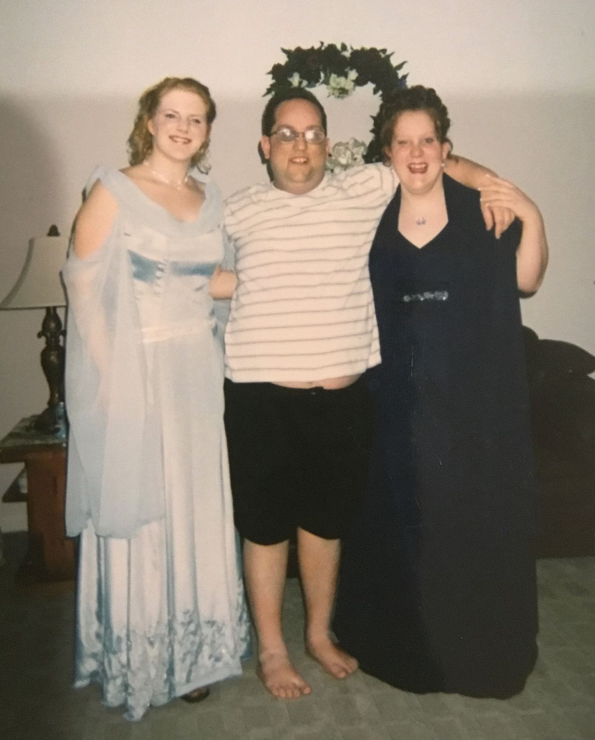 L'autrice nel suo vestito blu da Arwen con diversi centimetri di perline sul fondo, posa con la famiglia.