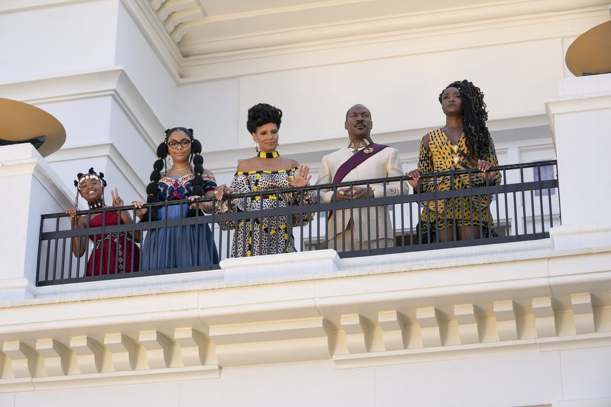 Il principe Azeem (Eddie Murphy) e la sua famiglia, interpretati da Akiley Love, Bella Murphy, KiKi Layne e Shari Headley, sono in piedi su un balcone guardando in basso in Coming 2 America