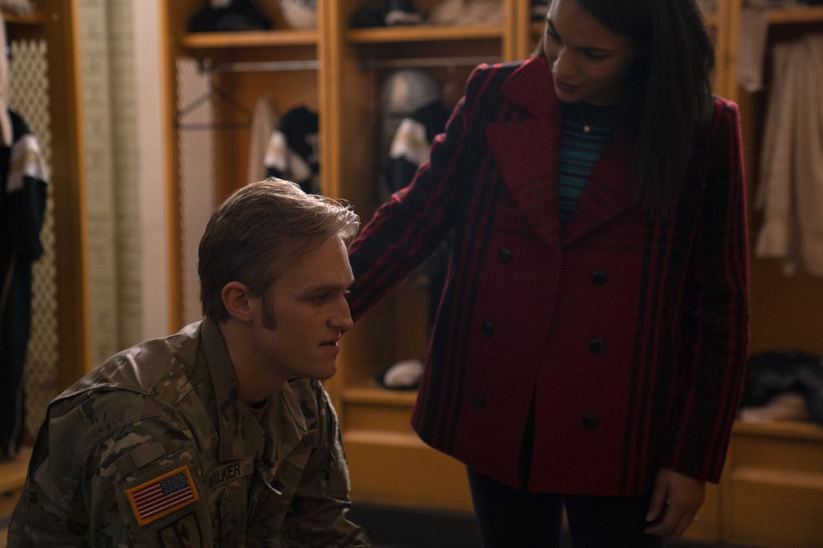 Olivia Walker (Gabrielle Byndloss) conforta suo marito John (Wyatt Russell) in The Falcon and the Winter Soldier