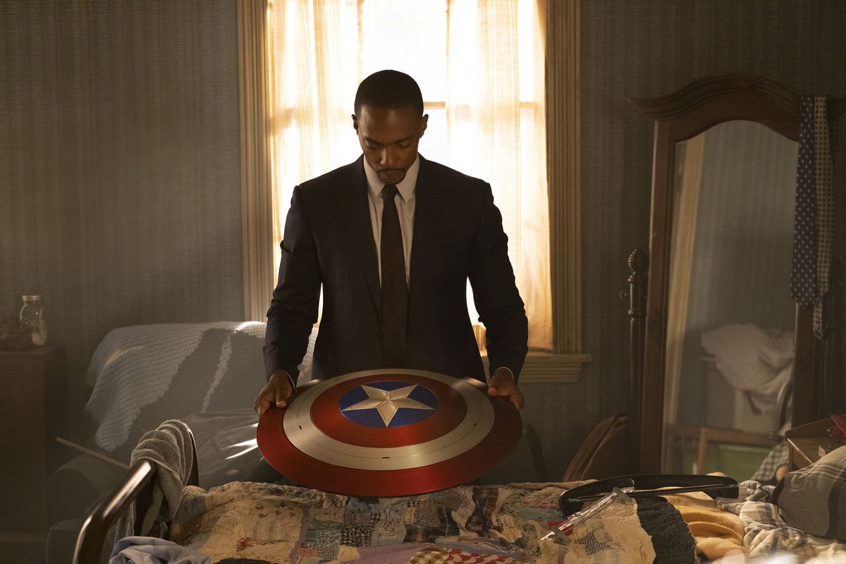 Sam Wilson (Anthony Mackie) si trova di fronte a una finestra mentre tiene pensieroso lo scudo di Capitan America in Falcon and the Winter Soldier
