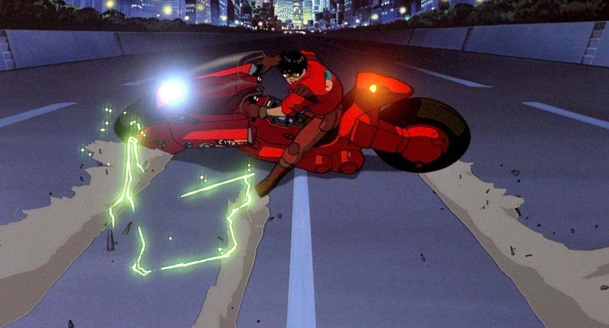 Kaneda fa sbandare la sua moto ad Akira