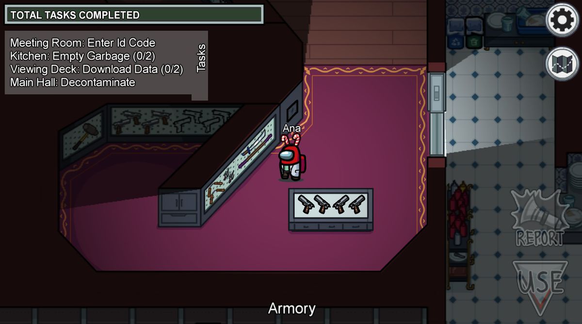 Un fagiolo animato compagno di squadra in piedi in una stanza piena di armi, tra cui tutta una katana, sais, nunchucks e un bostaff.
