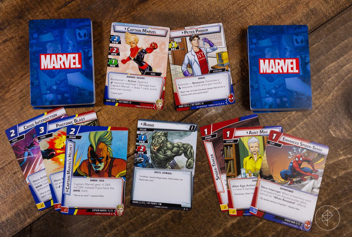 Captain Marvel e Peter Parker affrontano Rhino in un finto allestimento delle carte di Marvel Champions.