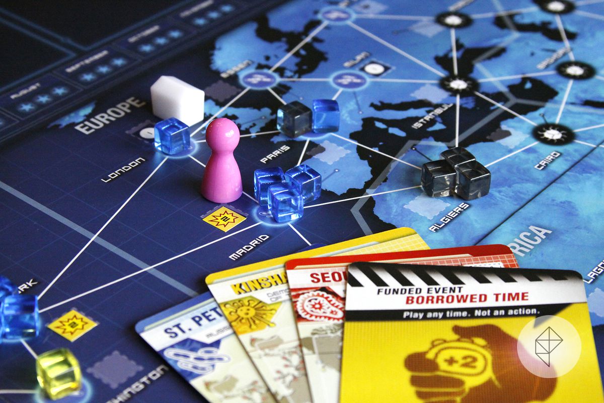 Pandemia: tabellone Legacy che mostra diversi cubi malattia e alcune carte per affrontarli.