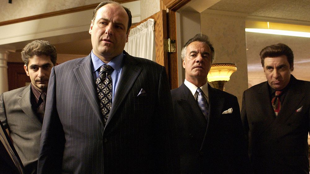 Tony Soprano e co.  in piedi in giacca e cravatta