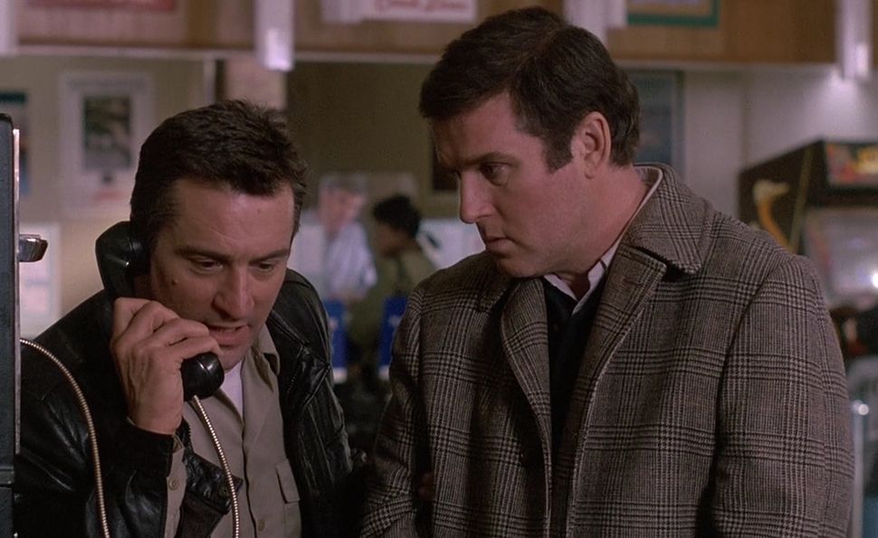 Jack Walsh (Robert De Niro) answers the phone while handcuffed to Jonathan Mardukas (Charles Grodin) in Midnight Run