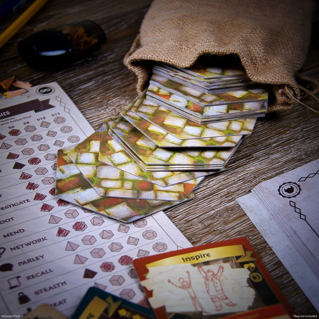 Una pila di piastrelle di ciottoli cade da un sacco di iuta su una scheda del personaggio