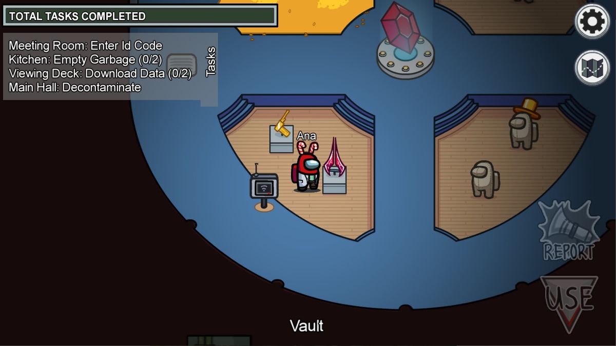 Un fagiolo animato compagno dell'equipaggio in piedi in un caveau pieno di oggetti in mostra, inclusa una spada con una lama rossa di Halo. 
