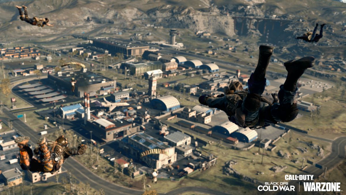 I giocatori si lanciano in paracadutismo sulla mappa Verdansk '84 di Call of Duty: Warzone