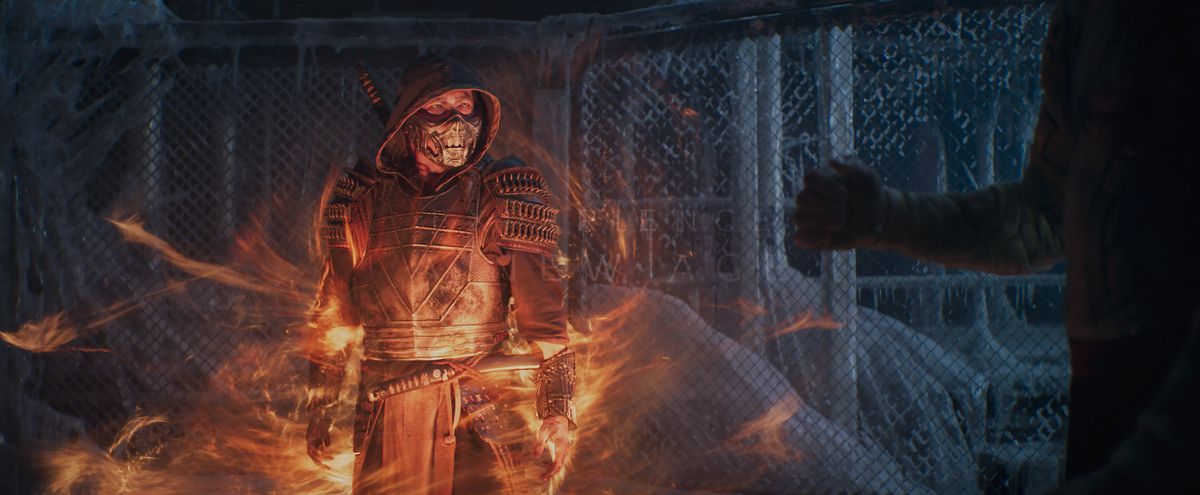 Scorpion (Hiroyuki Sanada) appare in un vortice di fiamme in un fotogramma di Mortal Kombat (2021)