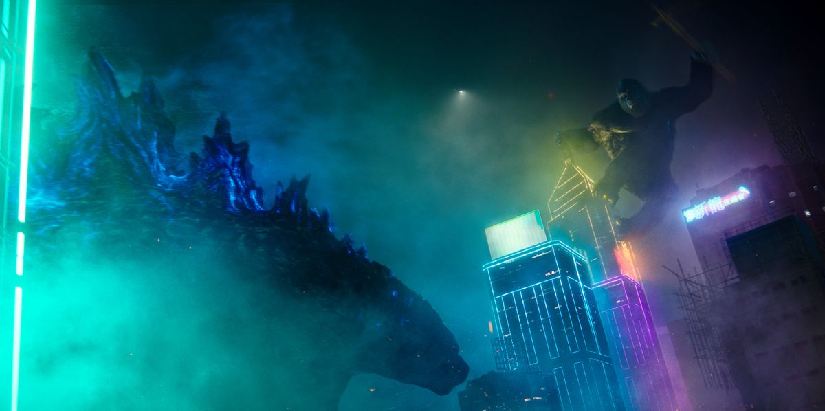 King Kong si affaccia di notte su Godzilla in cima a un grattacielo al neon in Godzilla vs. Kong