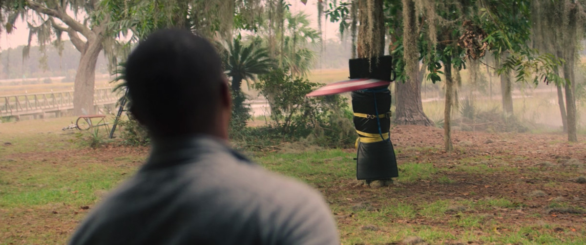 Anthony Mackie fa rimbalzare lo scudo di Captain America su un albero imbottito