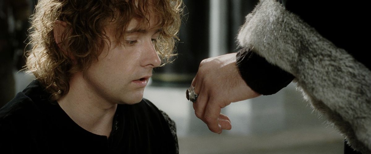 Denethor offre il suo anello a Pipino per baciarlo in Il ritorno del re. 