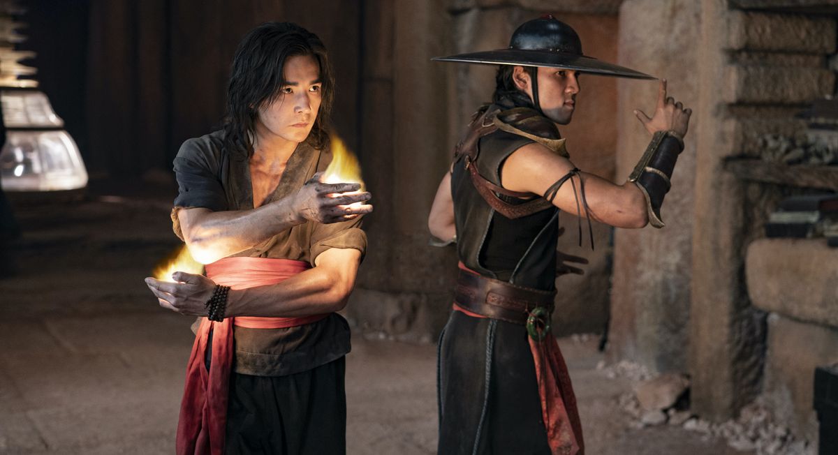 Ludi Lin nei panni di Liu Kang e Max Huang nei panni di Kung Lao posano prima di combattere in Mortal Kombat