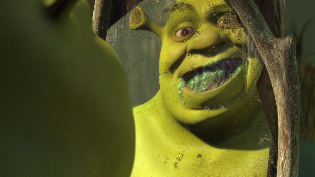 Shrek sorride in uno specchio rotto