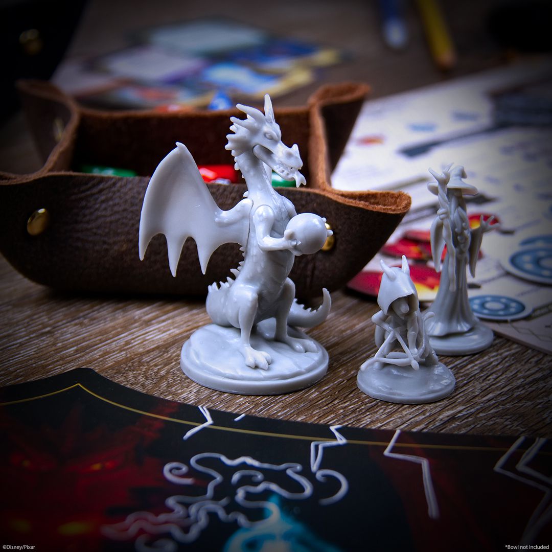 Un drago con in mano una sfera si trova accanto a un personaggio simile a un canaglia chiamato vagabondo e un potente mago.