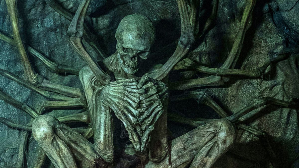 Un gigantesco scheletro malformato con le mani a campana nel thriller cosmico di David Prior L'uomo vuoto