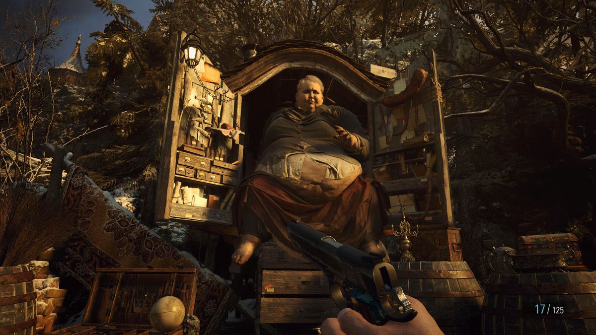 Il Duca, il trafficante d'armi di Resident Evil Village, fa irruzione da una porta piena di merci.