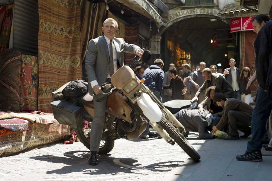Daniel Craig come James Bond (007) su una moto in Skyfall