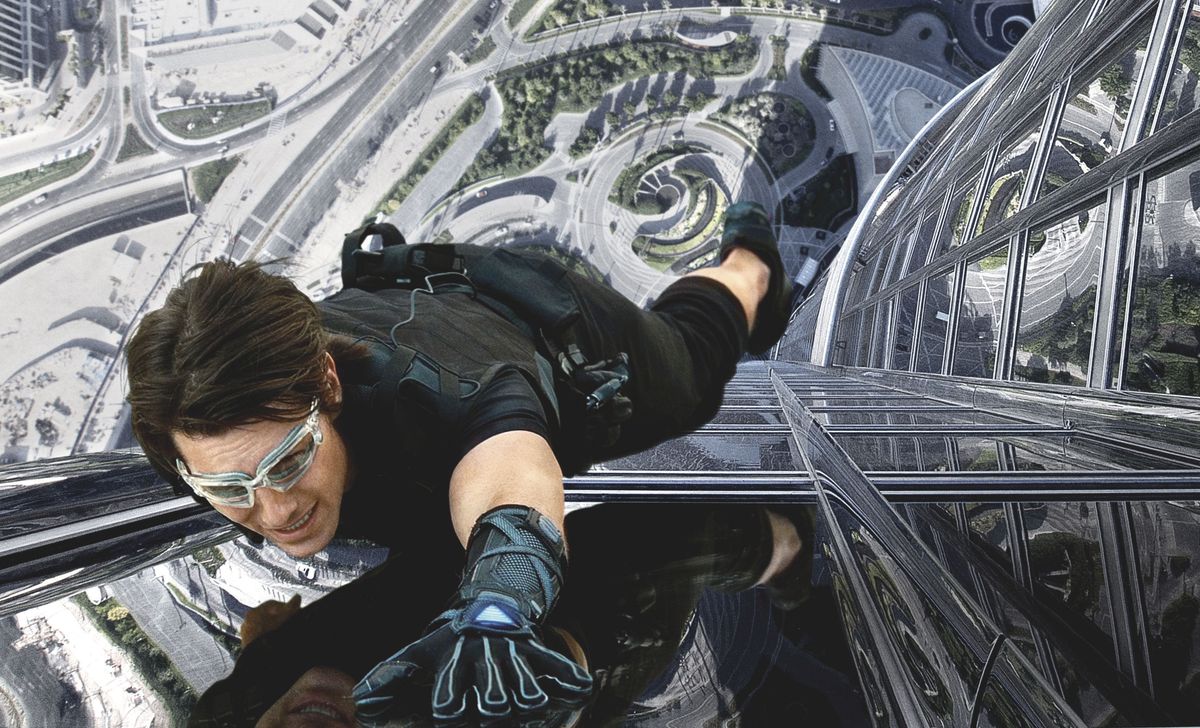 La super spia del FMI Ethan Hunt scala il lato di un edificio a Dubai con guanti magnetici