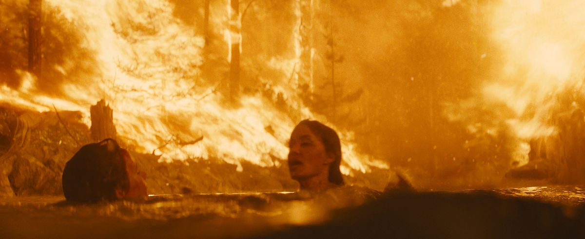 Angelina Jolie in Who Wish Me Dead cerca di salvare un ragazzo durante un violento incendio boschivo