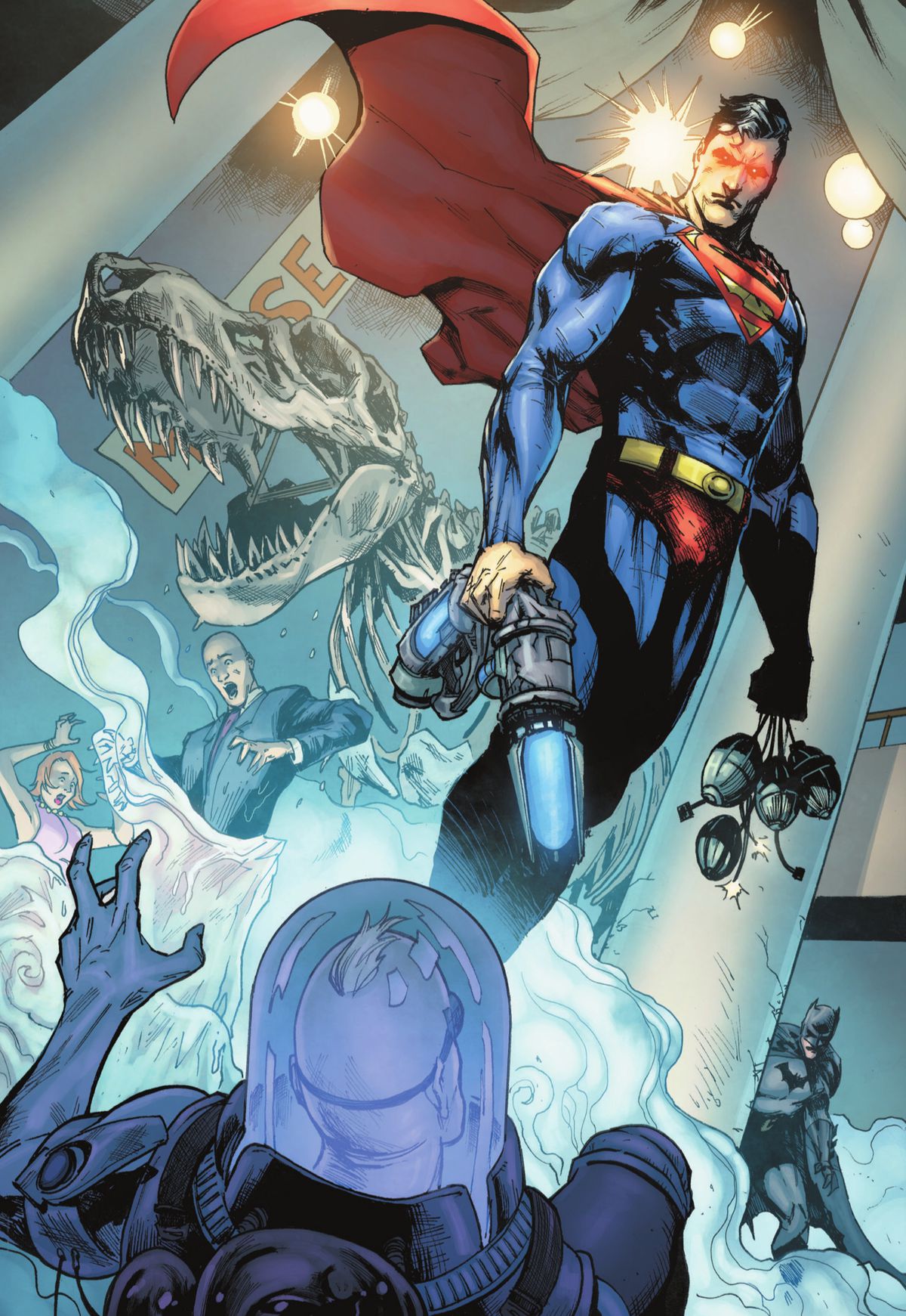 Superman, schiacciando il cannone di ghiaccio di Mr.Freeze in una mano, si libra sopra il supercriminale con il mantello gonfio in Justice League: Last Ride # 1, DC Comics (2021). 