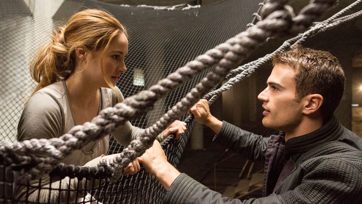 Shailene Woodley e Theo James si affrontano su una corda e una rete in Divergent