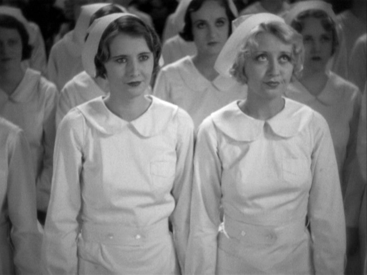 Joan Blondell e Barbara Stanwyck in Night Nurse (1931)