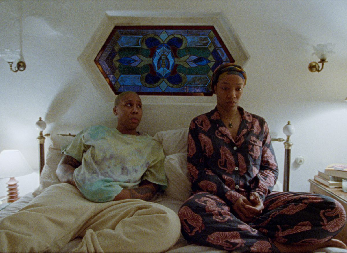Naomi Ackie e Lena Waithe si siedono a letto insieme Master di None stagione 3