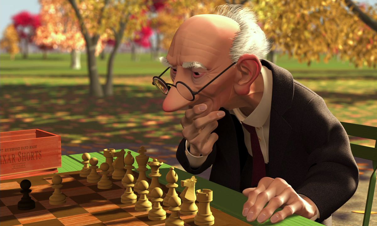 un vecchio che gioca a scacchi