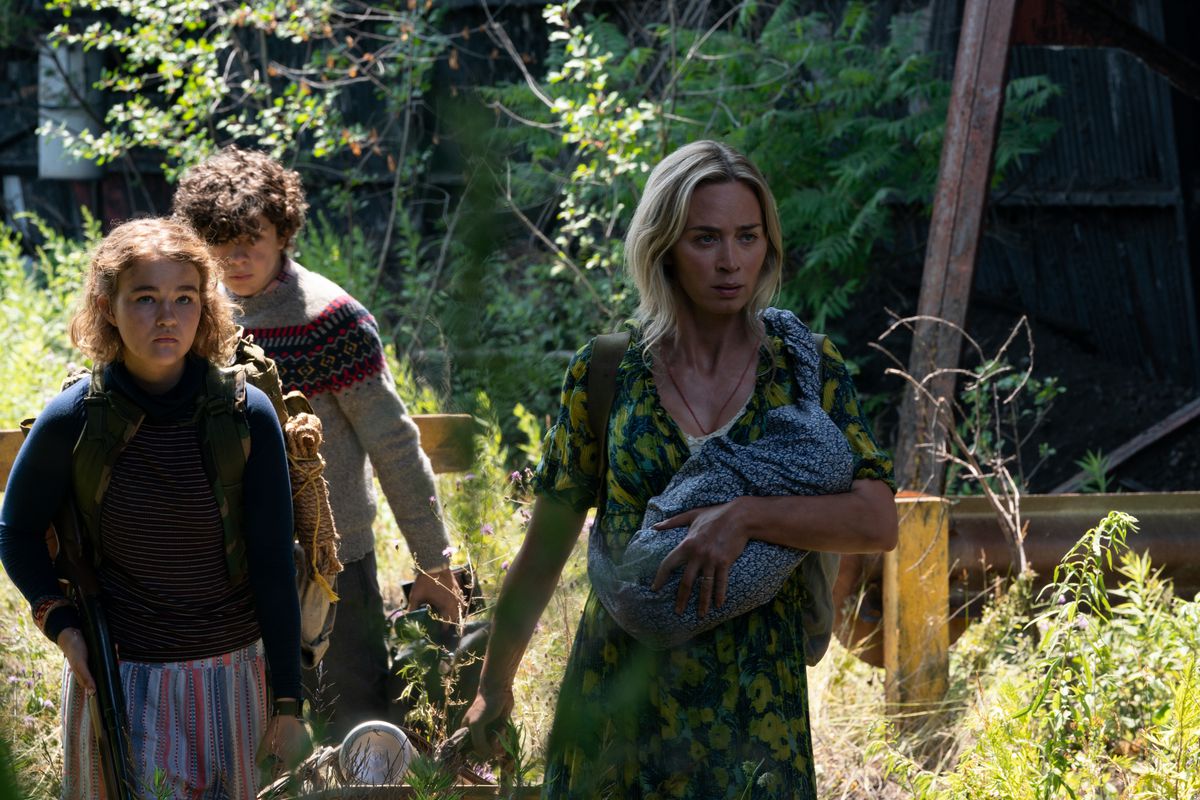 Regan, Marcus ed Evelyn camminano nei boschi in A Quiet Place Parte II