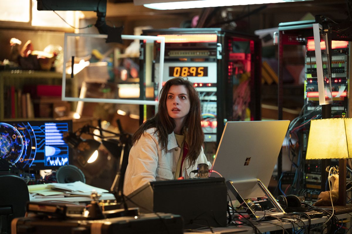 Anne Hathaway siede circondata da elettronica dall'aspetto drogato fino al soffitto di Solos
