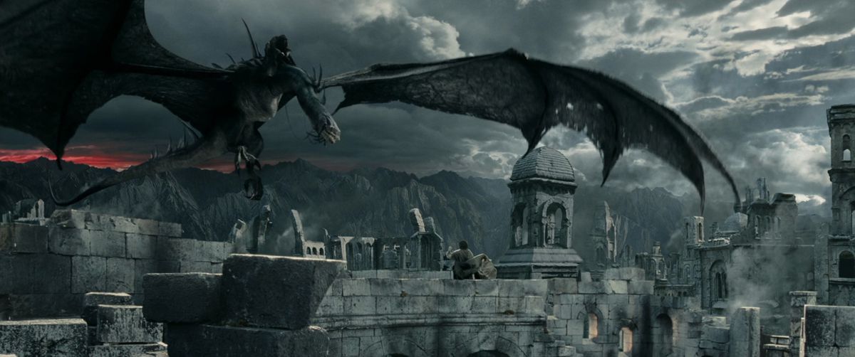 Un Nazgul a cavallo di una bestia vile mostruosa e alata minaccia Frodo nelle Due Torri. 