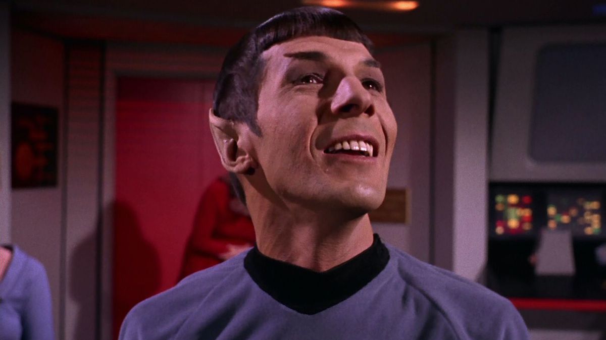 Leonard Nimoy nei panni di Spock, sorridendo e guardando in alto nella serie originale di Star Trek degli anni '60