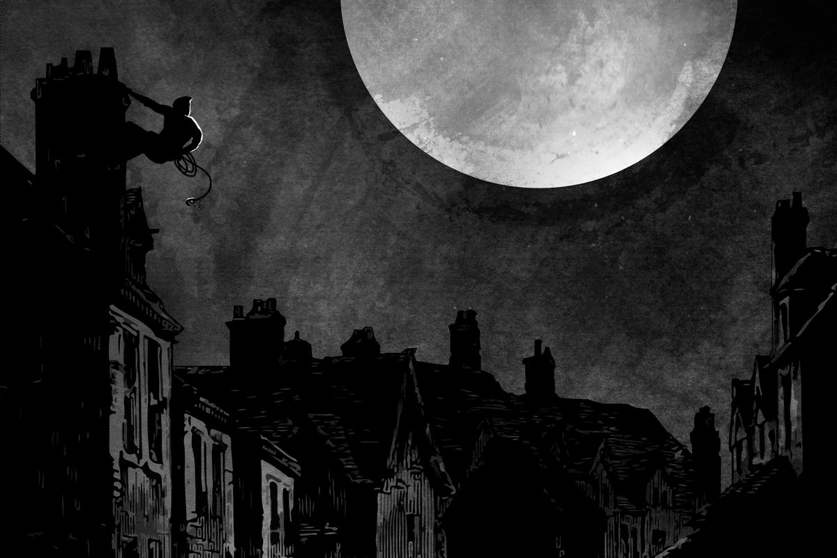 In una notte di luna, un ladro si aggrappa al lato di un edificio su un canale